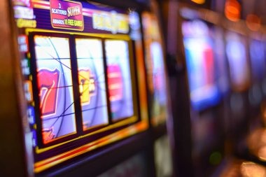 masterslot88 mobile app showing Qiu Qiu live table list, bet limits, and player statistics
